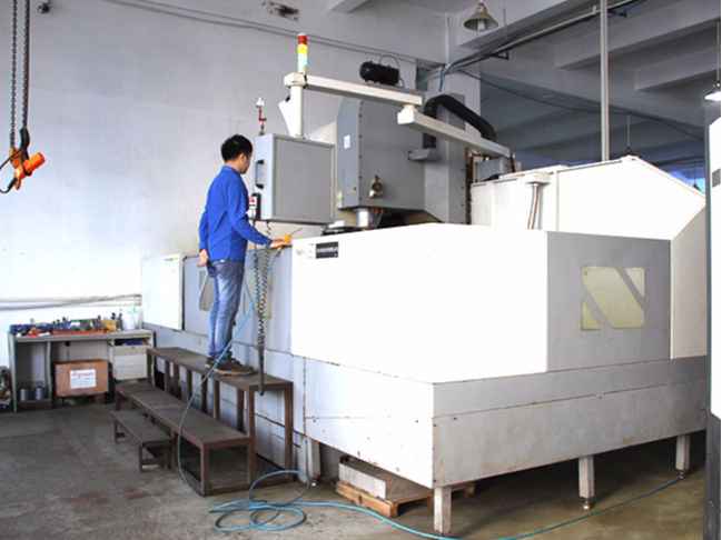  Precision machinin CNC equipment